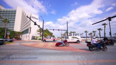 Daytona, FL, ABD - 10 Mart 2023: N Atlantic Avenue Daytona Plajı bisiklet haftası trafiği