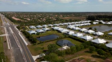 Vero Sahili 'nde metal çatılı lüks evler.