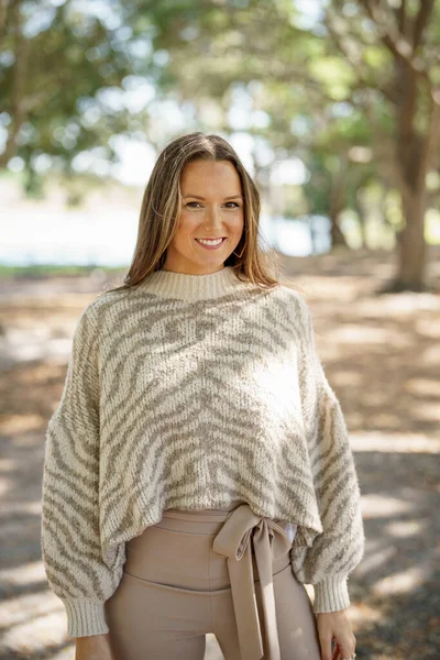 Hermosa Mujer Joven Posando Parque Suéter Patrón Animal —  Fotos de Stock