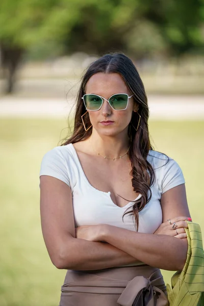 Flash Photo Woman Posing Arms Crossed Green Sunglasses — Stock Photo, Image