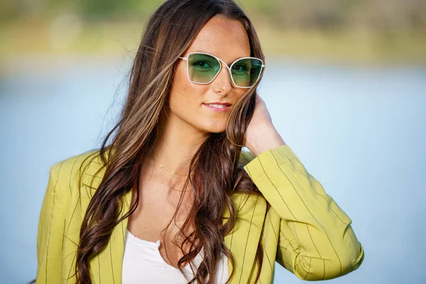 Visszahúzódó Fiatal Női Modell Pózol Zöld Színű Napszemüvegben — Stock Fotó