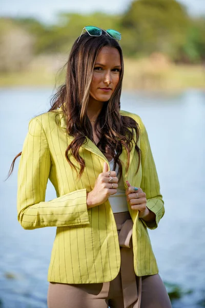 Bonito Jovem Modelo Feminino Posando Uma Jaqueta Verde Uma Natureza — Fotografia de Stock