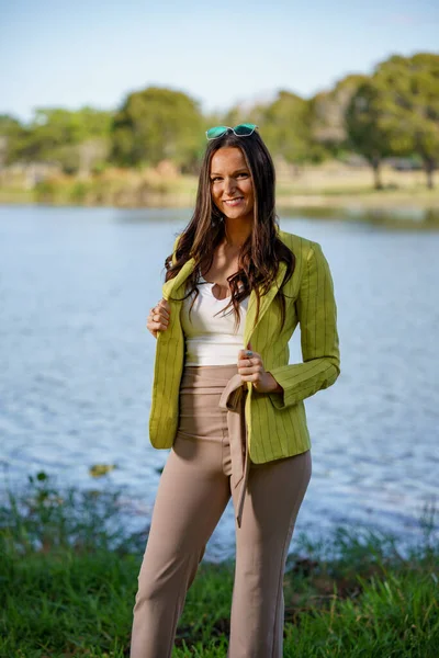 美丽的年轻女模特穿着绿色夹克 在公园里的自然景色中出现 — 图库照片