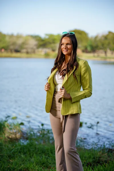 Красивая Молодая Женщина Модель Позирует Зеленой Куртке Природе Которую Видели — стоковое фото