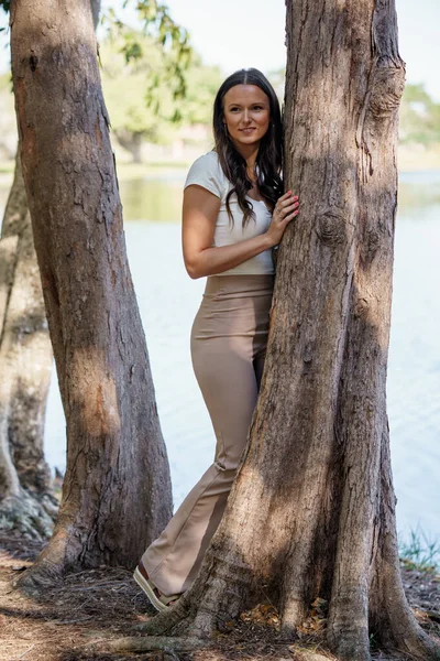 Imagem Uma Bela Mulher Feliz Posando Lado Uma Árvore Junto — Fotografia de Stock