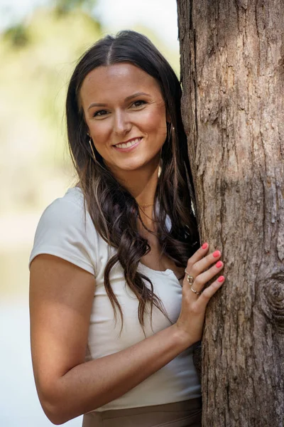 Изображение Красивой Счастливой Женщины Позирующей Рядом Деревом Озера — стоковое фото
