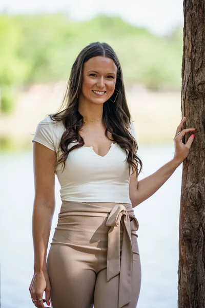自然の中で木にポーズをとる美しい女性モデルのストックフォト — ストック写真