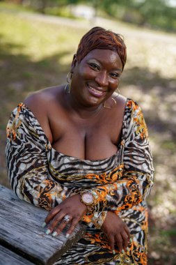 Bu arada büyük siyah, güzel bir model parktaki bankta oturuyor.