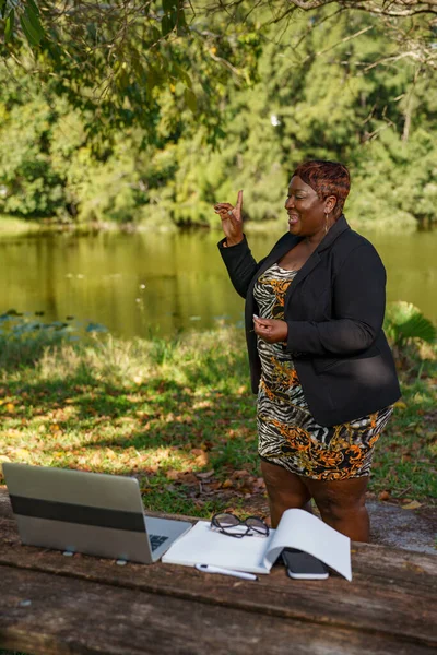 Artı Ceo Kadını Patronu Çevrimiçi Bir Grup Toplantısında Konuşma Yapıyor — Stok fotoğraf