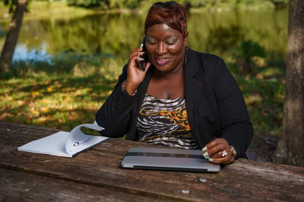 Successful Black Businesswoman Business Call While Working Remotely Park — Stock Photo, Image