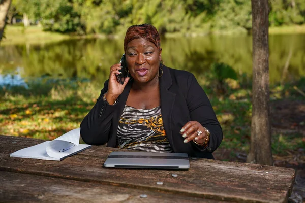 Sikeres Fekete Üzletasszony Egy Üzleti Hívást Miközben Távolról Dolgozik Parkban — Stock Fotó