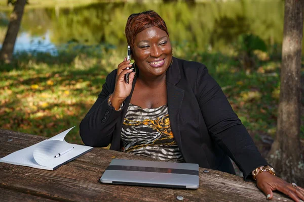 Mulher Negócios Negra Bem Sucedida Uma Chamada Negócios Enquanto Trabalhava — Fotografia de Stock