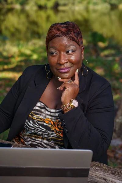 Feliz Mujer Negocios Negro Confiado Mirando Lejos Computadora Sonriendo — Foto de Stock