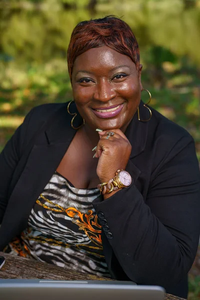 Όμορφη Αφρο Αμερικανίδα Επιχειρηματίας Που Εργάζεται Στο Πάρκο — Φωτογραφία Αρχείου