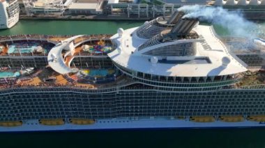 Karayip Kraliyet Meydanı. Miami 'den ayrılan turist kalabalığı.