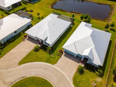 Vero Beach FL 'de metal çatılı lüks evler.