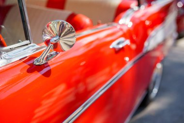 Klasik bir Amerikan klasik arabasındaki krom aynalar.