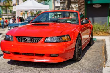 Weston, FL, ABD - 12 Mart 2023: Kırmızı bir Ford Mustang spor otomobilinin önü
