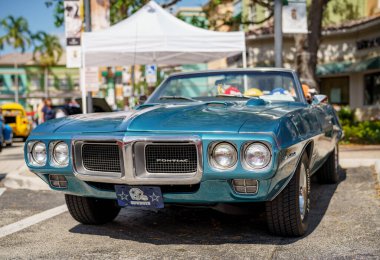 Weston, FL, ABD - 12 Mart 2023: Mavi Pontiac Amerikan kaslı otomobilinin düşük ön görüntüsü