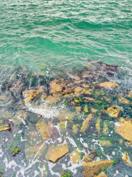 湖畔の空中写真岩 — ストック写真