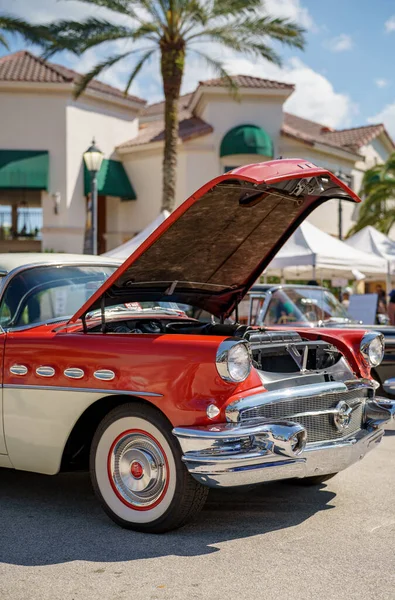 2023年3月12日 美国佛罗里达州韦斯顿 一辆红色老式别克在维斯顿的车展上的照片 — 图库照片