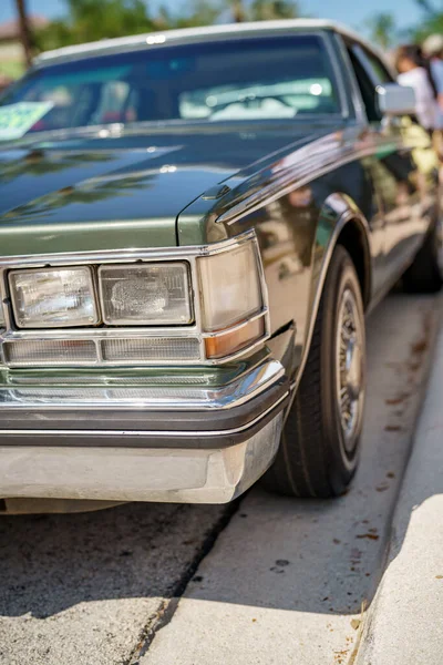 Farlara Yakın Klasik Bir Amerikan Arabasının Görüntüsü — Stok fotoğraf