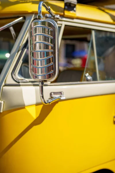 Krom Dikiz Aynalı Sarı Bir Tur Otobüsü Görüntüsü — Stok fotoğraf