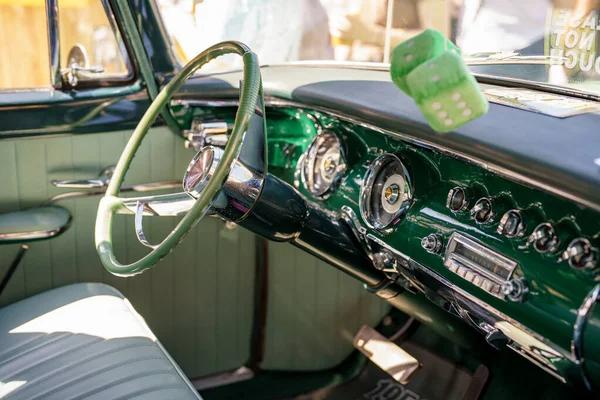 ステアリングホイールに古典的なアメリカの車の焦点のインテリアビュー — ストック写真