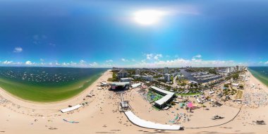Fort Lauderdale, FL, ABD - 16 Nisan 2023: Fort Lauderdale Beach FL 'de Havacılık 360 eşköşeli fotoğraf Tortuga Müzik Festivali