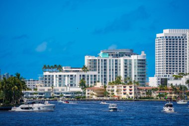 Fort Lauderdale, FL, ABD - 16 Nisan 2023: Fort Lauderdale FL ABD 'deki lüks rıhtım binalarının görüntüleri