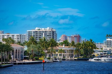 Fort Lauderdale, FL, ABD - 16 Nisan 2023: Fort Lauderdale FL ABD 'deki lüks rıhtım köşklerinin görüntüsü