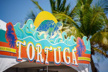 Fort Lauderdale, FL, ABD - 16 Nisan 2023 Tortuga Müzik Festivali 'nde turistler