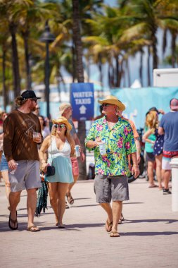 Fort Lauderdale, FL, ABD - 16 Nisan 2023 Tortuga Müzik Festivali 'nde turistler