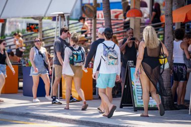 Fort Lauderdale, FL, ABD - 16 Nisan 2023 Tortuga Müzik Festivali 'nde turistler