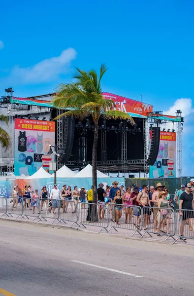 Fort Lauderdale Usa Kwietnia 2023 Turyści Plaży Fort Lauderdale Podczas — Zdjęcie stockowe