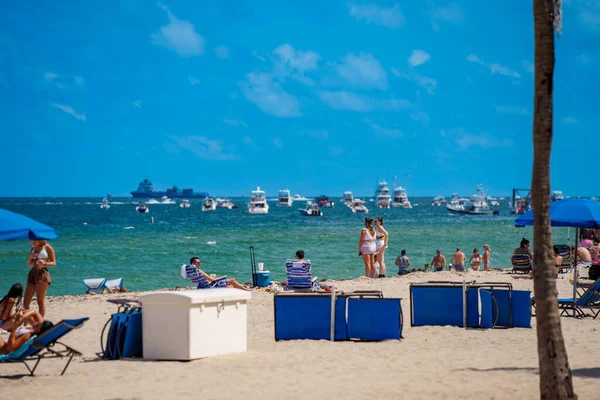 Fort Lauderdale Usa Kwietnia 2023 Turyści Plaży Fort Lauderdale Podczas — Zdjęcie stockowe