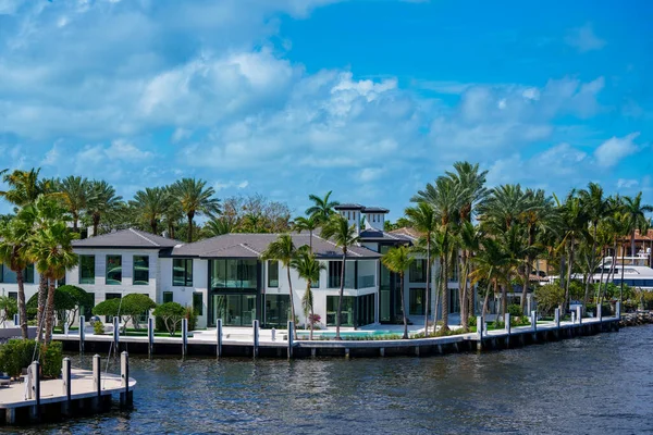 フォートローダーデール フロリダ州 2023年4月16日 フォートローダーデールの豪華なウォーターフロントの邸宅のイメージ — ストック写真