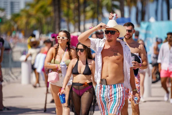 美国佛罗里达州劳德代尔堡 2023年4月16日 海滩2023年托尔图加音乐节的游客 — 图库照片