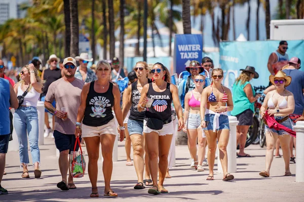美国佛罗里达州劳德代尔堡 2023年4月16日 海滩2023年托尔图加音乐节的游客 — 图库照片