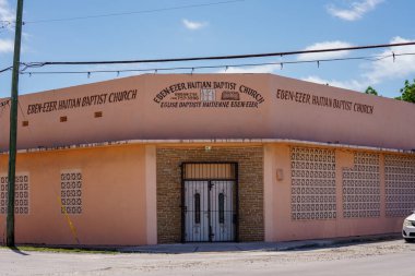 Little Haiti Miami, FL, ABD - 18 Nisan 2023: Küçük Haiti 'deki Ebenezer Haitili Baptist Kilisesi