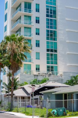 Yüksek binalara yer açmak için Miami 'de tek aile evleri yıkıldı