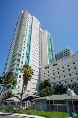 Miami, FL, ABD - 18 Nisan 2023: Edgewater Miami Mahallesi 'nde yeni yüksek binaların yanındaki eski alçak binanın fotoğrafı