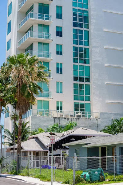Rumah Keluarga Tunggal Hancur Miami Untuk Membuat Ruang Bagi Pembangunan — Stok Foto