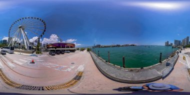 Brickell, FL, ABD - 23 Nisan 2023 Eşkenar dörtgen fotoğraf Miami Bayside Marketplace