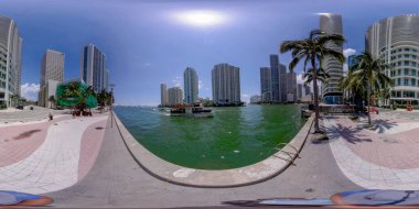 Brickell, FL, ABD - 23 Nisan 2023 eşkenar dörtgen fotoğraf Miami Nehri tur teknesi