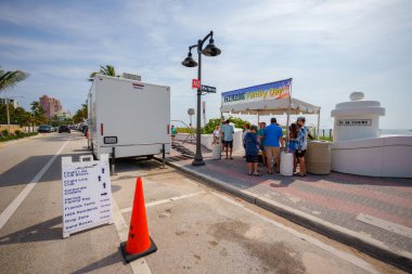 Fort Lauderdale, FL, ABD - 29 Nisan 2023: Plajdaki Fort Lauderdale Hava ve Deniz Şovu bilgi tabelası