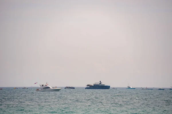 Fort Lauderdale Estados Unidos Abril 2023 Barcos Mirando Aviones Volando — Foto de Stock