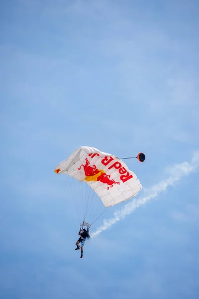 Fort Lauderdale États Unis Avril 2023 Parachutiste Red Bull Atterrit — Photo