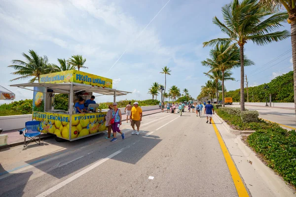 Fort Lauderdale, FL, ABD - 29 Nisan 2023 Fort Lauderdale Hava ve Deniz Şovu Limonata standı