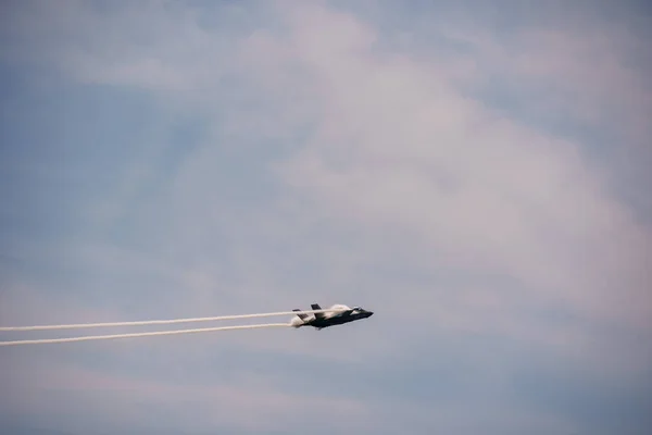 2023年4月29日アメリカ フロリダ州フォートローダーデール 蒸気コーンを作る音の速度を破る飛行機 — ストック写真